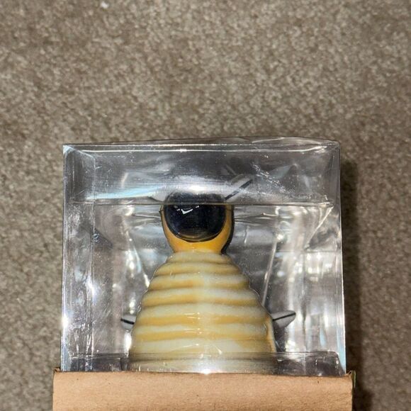 Bumble Bee Salt and Pepper Shakers - Picture 3 of 3